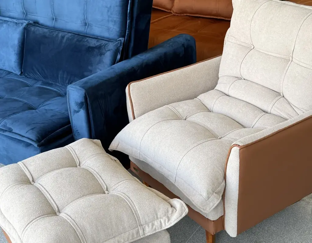 Poltronas estofadas expostas na Box & Sofá