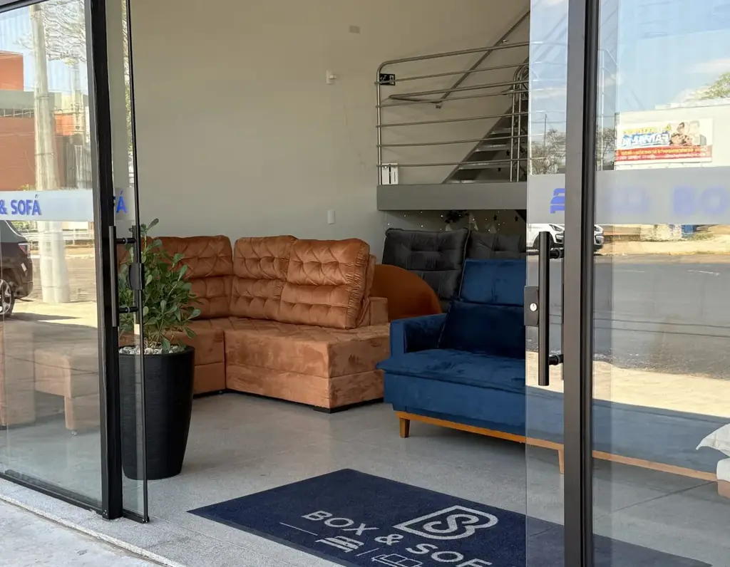 Entrada da loja Box & Sofá com produtos visíveis